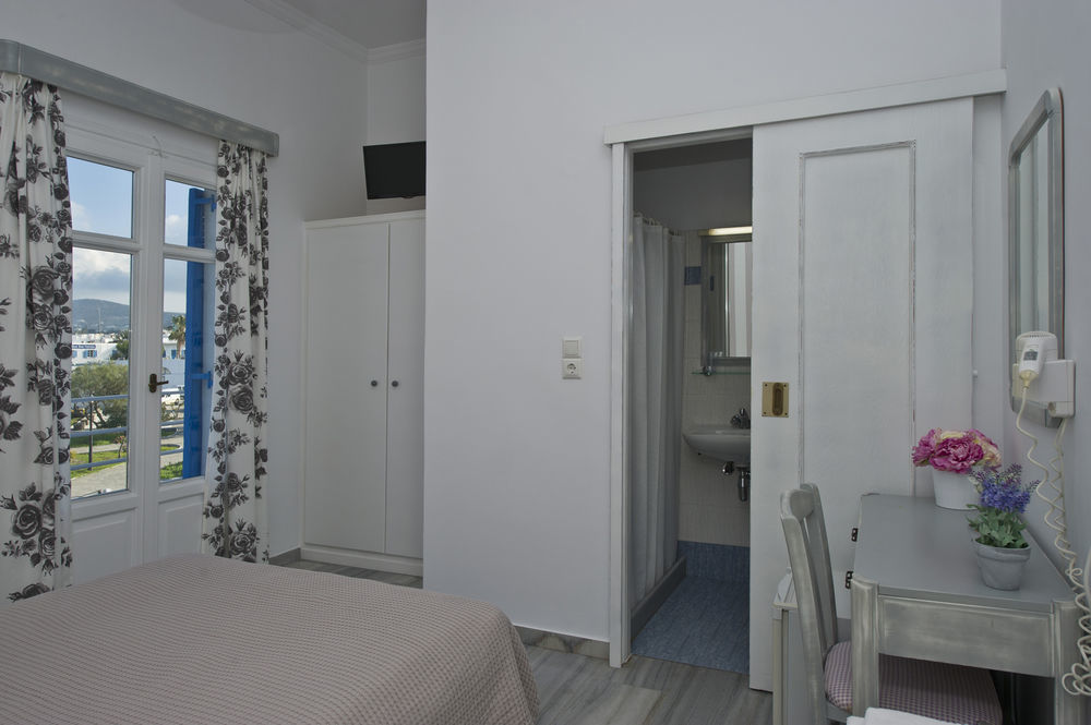 Hotel Oasis Парікія Екстер'єр фото