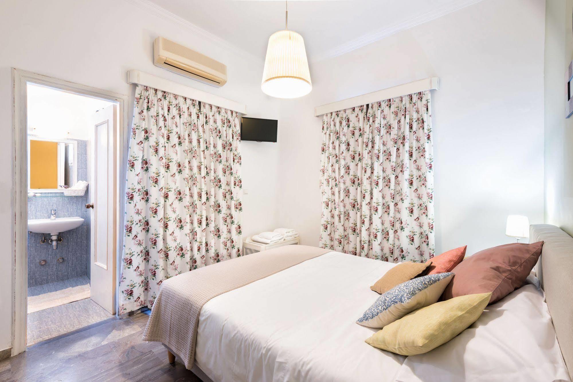 Hotel Oasis Парікія Екстер'єр фото