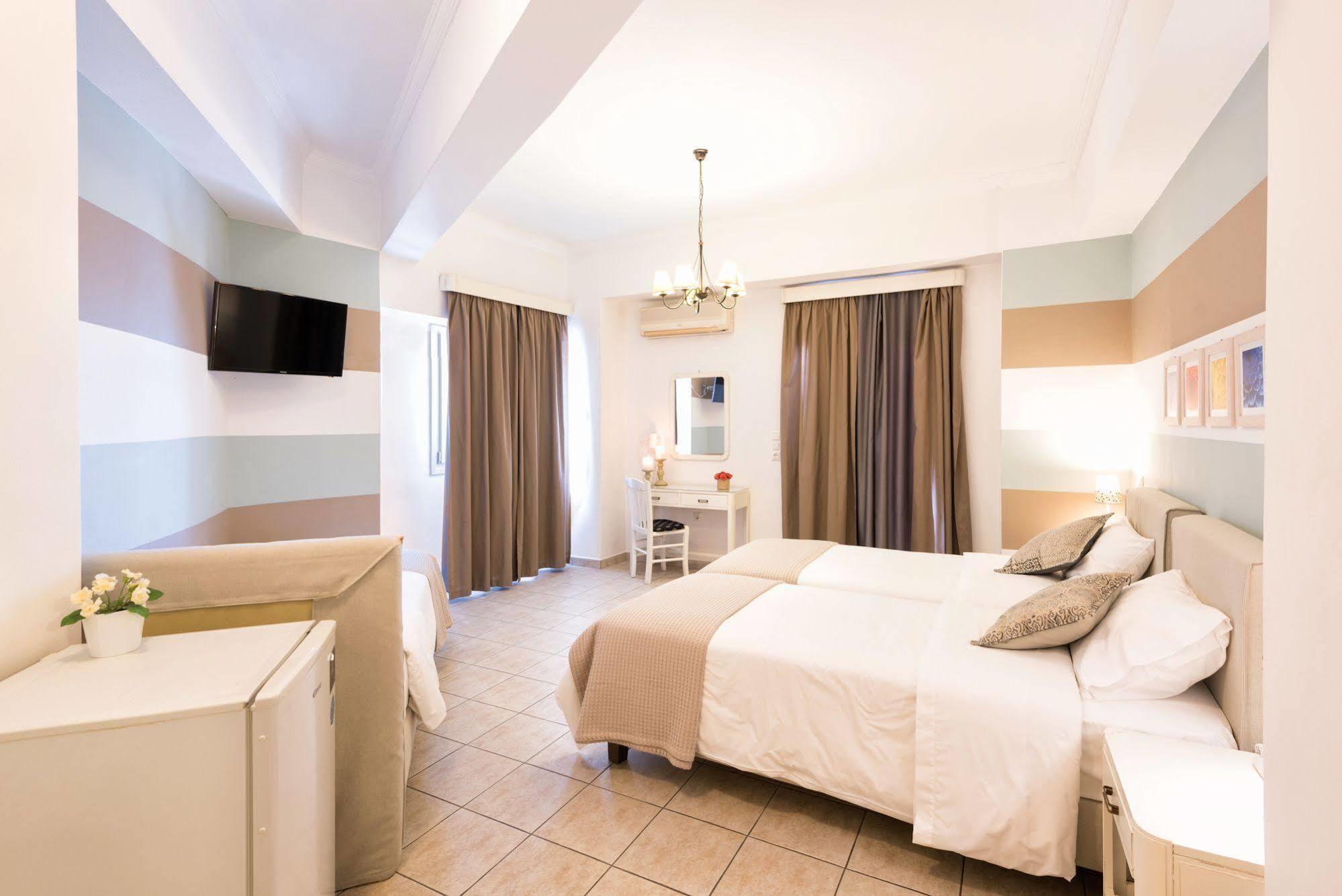Hotel Oasis Парікія Екстер'єр фото